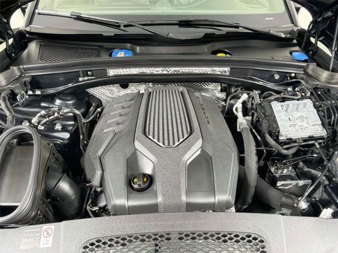 Certified 2026 Porsche Macan Turbo AWD/4WD image 37