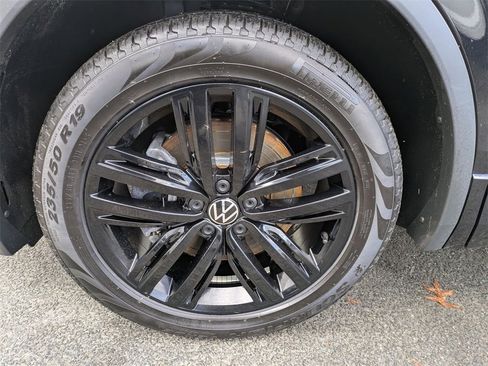 Used 2022 Volkswagen Tiguan SE R-Line image 9