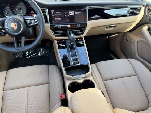 Certified 2025 Porsche Macan AWD/4WD image 17