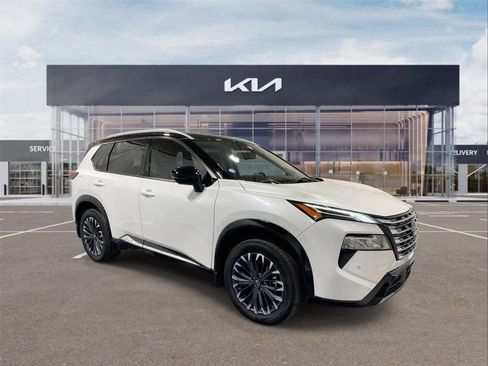 Used 2024 Nissan Rogue Platinum image 2