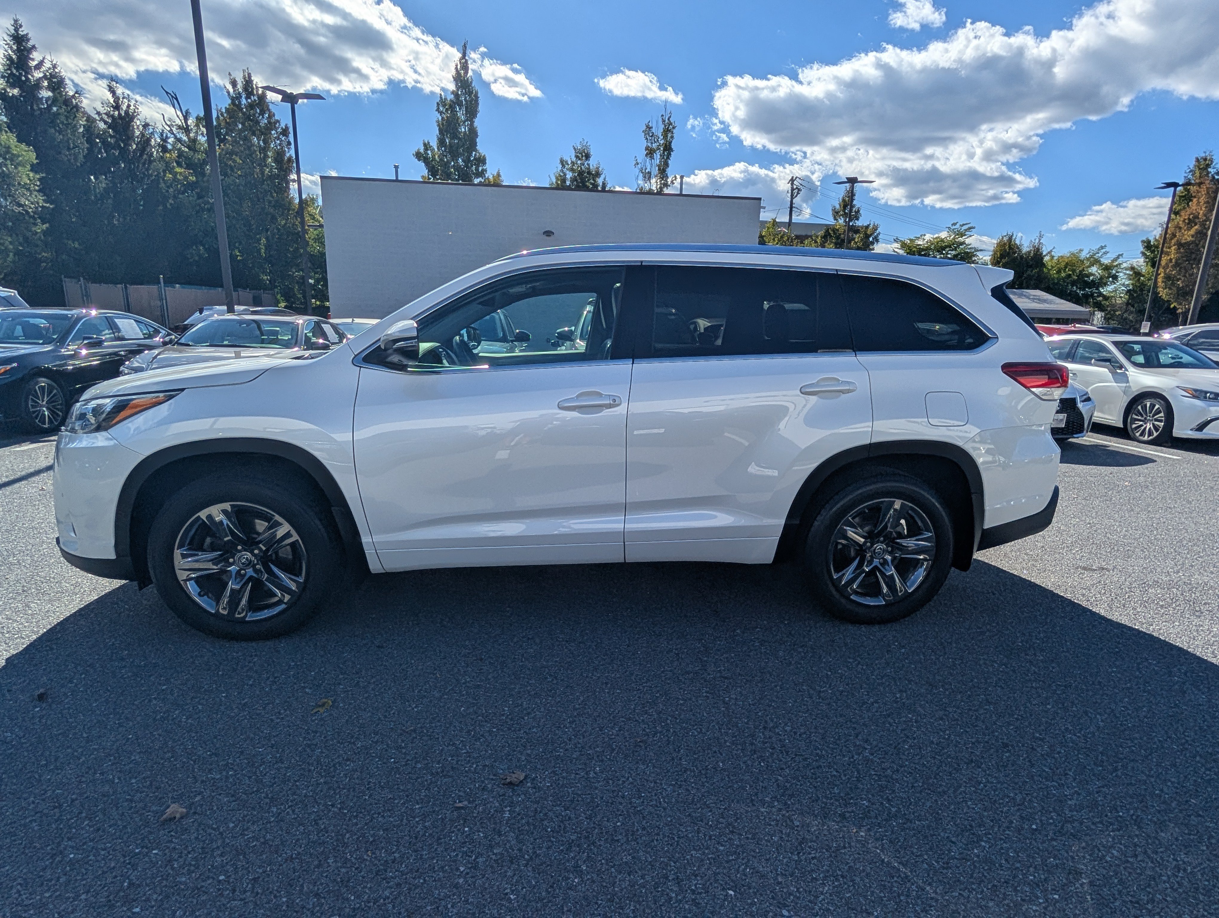 Used 2017 Toyota Highlander Limited Platinum w/ Carpet Mat Package AWD/4WD image 6