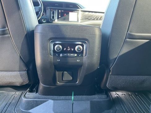 Used 2022 GMC Yukon Denali w/ Denali Premium Package RWD image 16