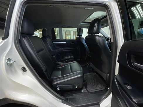 Used 2016 Toyota Highlander XLE image 24