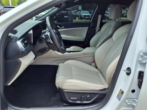 Used 2023 Genesis G70 2.0T RWD image 17