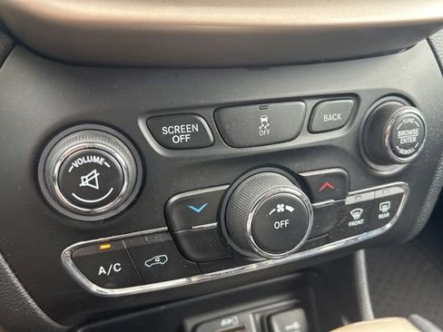 Used 2015 Jeep Cherokee Latitude w/ Cold Weather Group AWD/4WD image 21