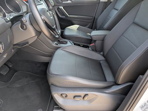 Used 2019 Volkswagen Tiguan SE w/ Panoramic Sunroof Package FWD image 9