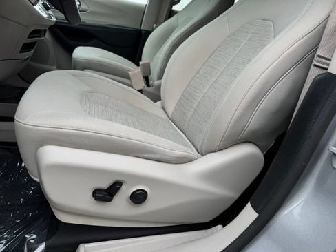 Used 2019 Chrysler Pacifica Touring Plus FWD image 6