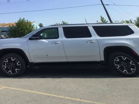 Used 2023 Jeep Wagoneer L Series III w/ Preferred Equipment Group image 5