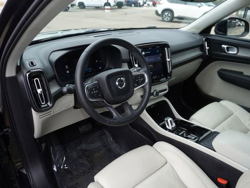 Used 2023 Volvo XC40 B5 Plus image 24