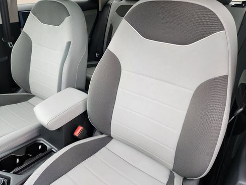 Certified 2024 Volkswagen Taos SE image 8