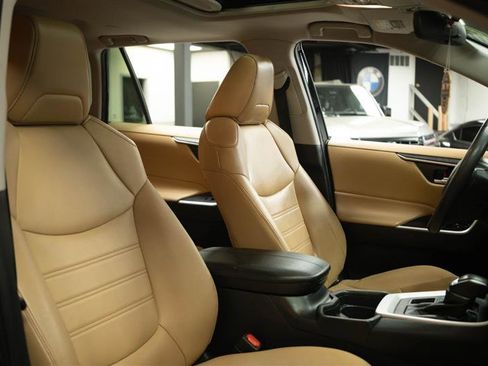 Used 2021 Toyota RAV4 XLE Premium image 15