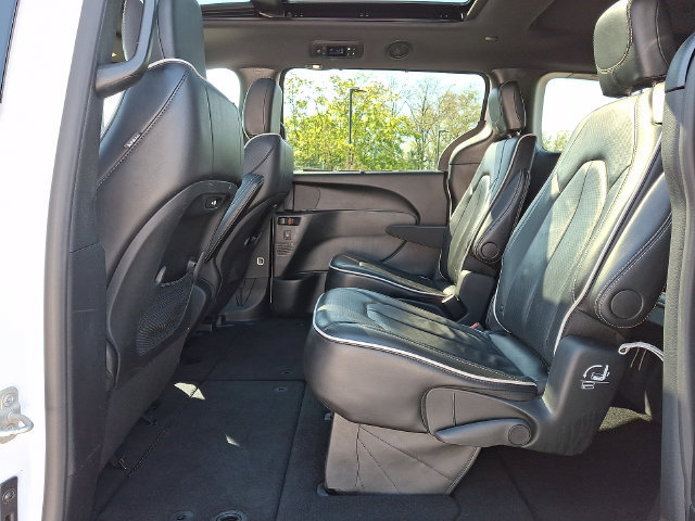 Used 2025 Chrysler Pacifica Limited FWD image 13