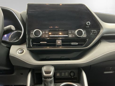 Certified 2024 Toyota Highlander XLE FWD image 11