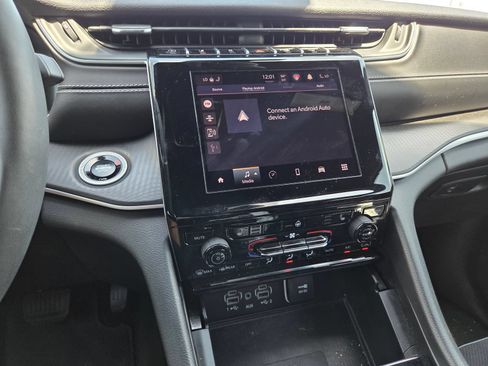 Used 2024 Jeep Grand Cherokee Altitude RWD image 11