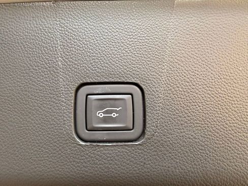 Used 2023 Chevrolet Traverse LT w/ LT Premium Package image 8