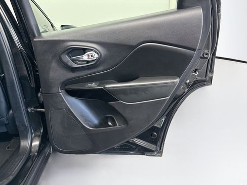 Used 2020 Jeep Cherokee Latitude Plus FWD image 31