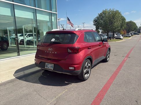 Used 2023 Hyundai Venue Limited FWD image 5