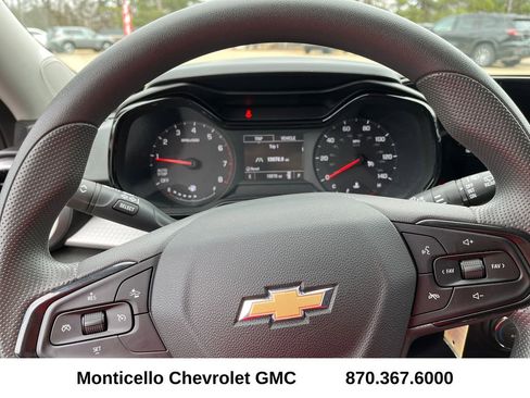 Used 2025 Chevrolet Trax LS w/ LS Convenience Package image 11