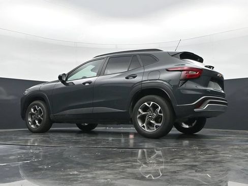 Used 2025 Chevrolet Trax LT FWD image 42