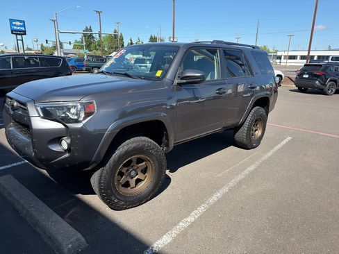 Used 2015 Toyota 4Runner SR5 AWD/4WD image 2