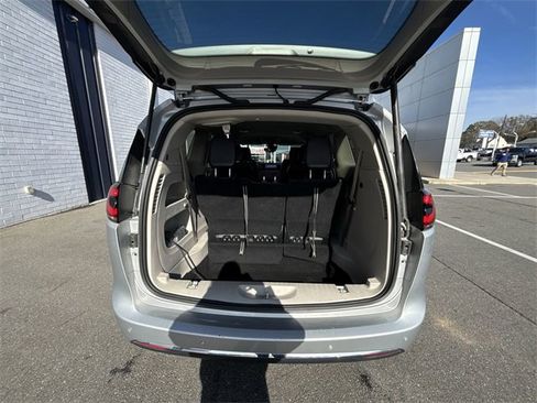 Used 2024 Chrysler Pacifica Touring-L image 20