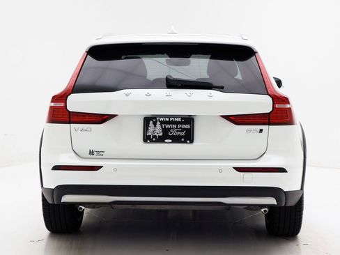 Used 2025 Volvo V60 B5 Cross Country Plus image 8