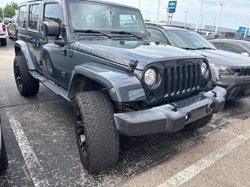Used 2017 Jeep Wrangler Unlimited Sahara w/ Connectivity Group AWD/4WD image 3