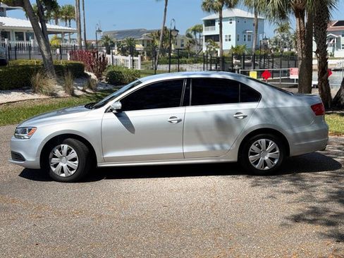 Used 2013 Volkswagen Jetta SE image 2