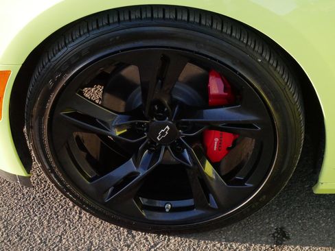 Used 2021 Chevrolet Camaro LT w/ Technology Package image 15