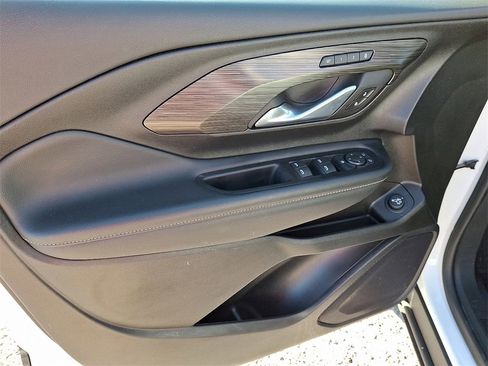 Used 2024 GMC Terrain SLT image 12