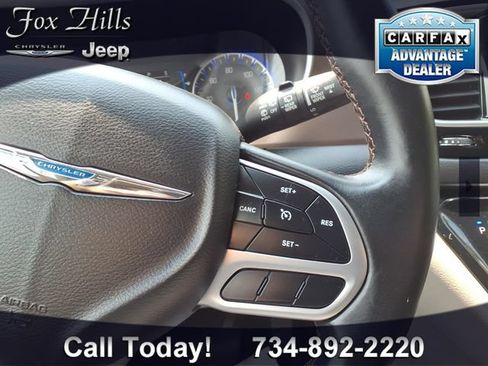 Used 2017 Chrysler Pacifica Touring-L FWD image 18