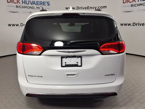 Used 2019 Chrysler Pacifica Limited w/ Tire & Wheel Group FWD image 5