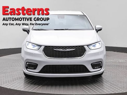Used 2023 Chrysler Pacifica Touring-L FWD image 2