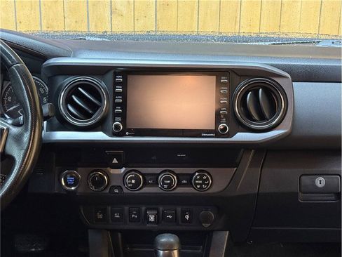 Used 2020 Toyota Tacoma TRD Off-Road w/ Technology Package image 20