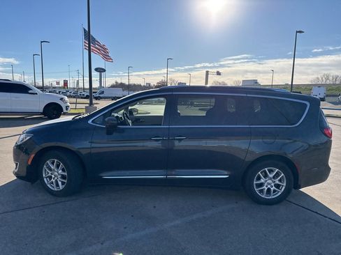 Used 2020 Chrysler Pacifica Touring-L image 3