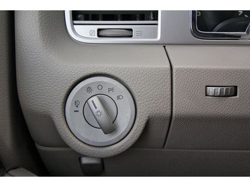 Used 2010 Lincoln Navigator L 2WD image 18