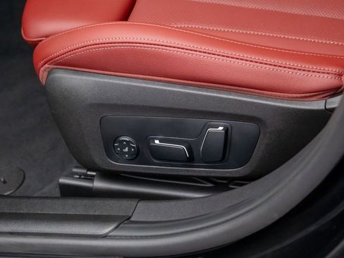 New 2025 BMW 330i xDrive Sedan w/ Convenience Package AWD/4WD image 15