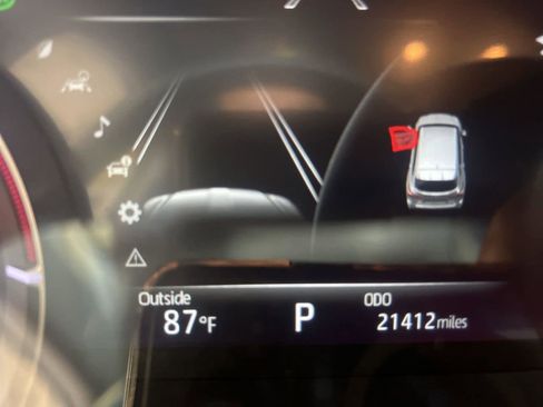 Used 2024 Toyota Highlander LE FWD image 10