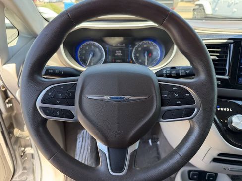 Used 2017 Chrysler Pacifica Touring Plus w/ Tire & Wheel Group FWD image 22