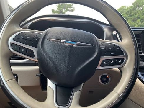 Used 2018 Chrysler Pacifica Limited w/ Advanced Safetytec Group image 19