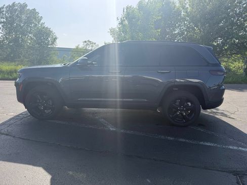 Used 2023 Jeep Grand Cherokee Altitude AWD/4WD image 11