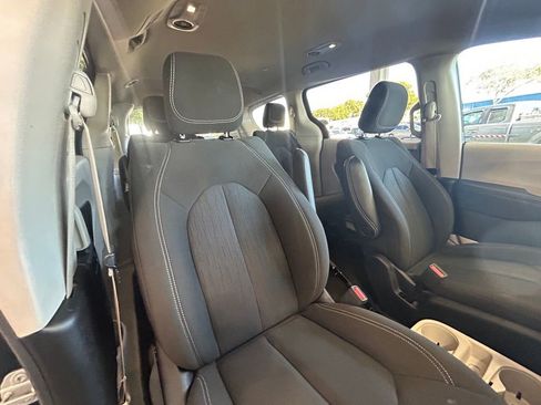 Used 2023 Chrysler Voyager LX image 27