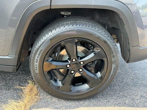 Used 2024 Jeep Grand Cherokee Altitude AWD/4WD image 8