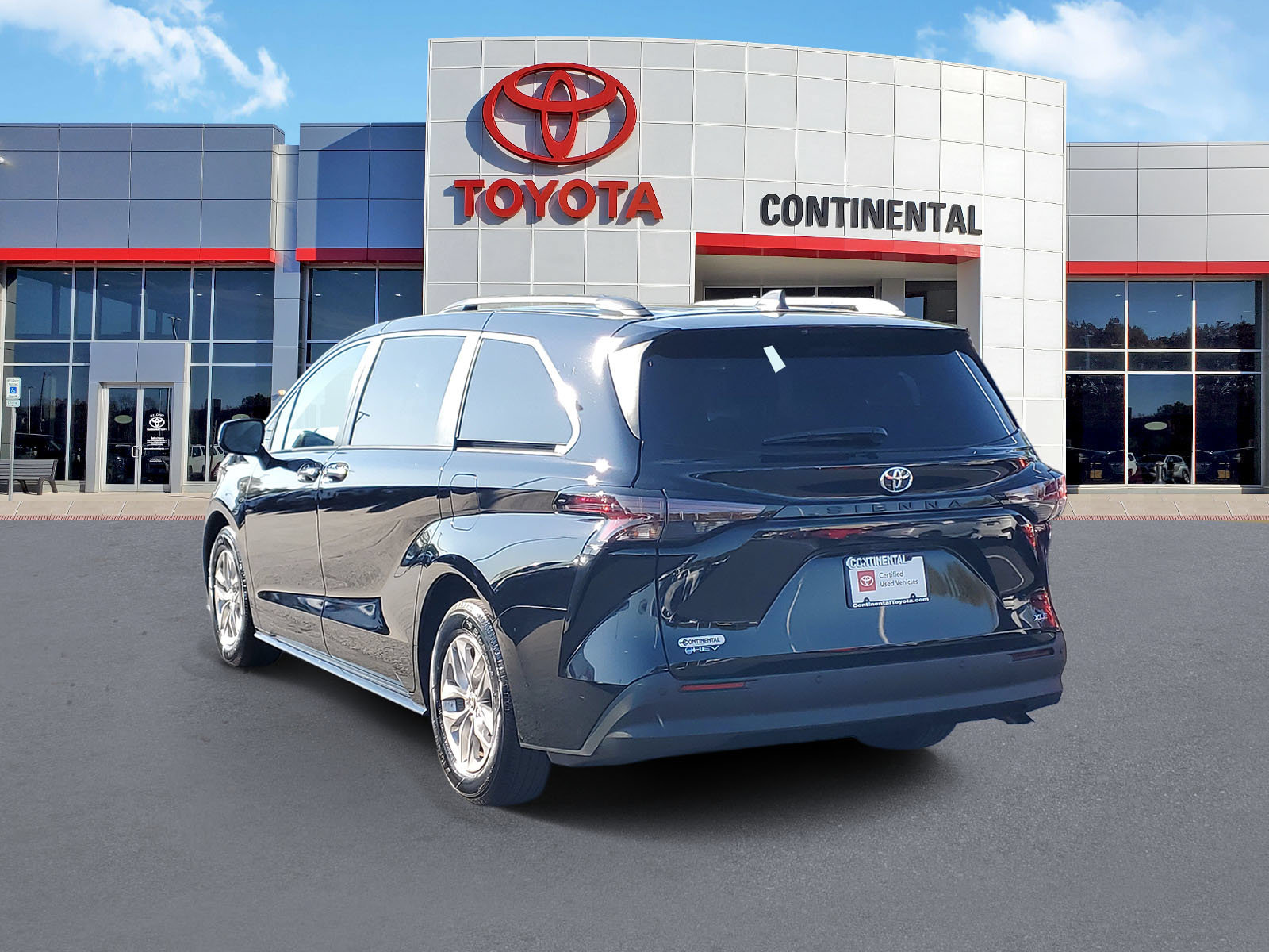 Certified 2026 Toyota Sienna XLE FWD image 4