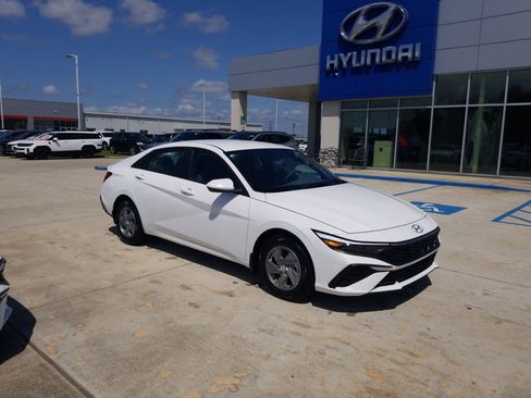 New 2026 Hyundai Elantra SE FWD image 1