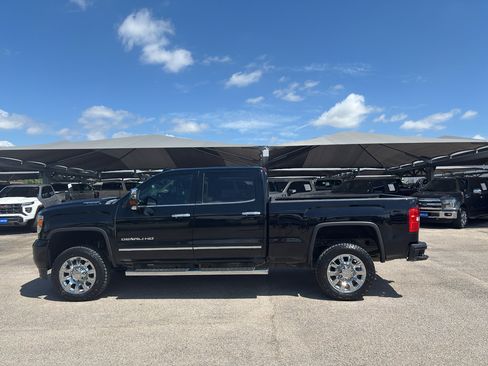 Used 2018 GMC Sierra 2500 Denali w/ Duramax Plus Package AWD/4WD image 9