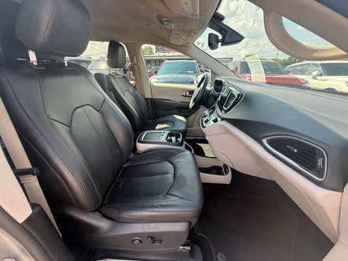 Used 2020 Chrysler Pacifica Touring-L Plus FWD image 22