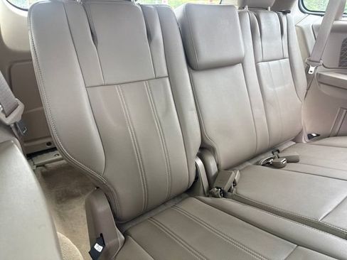 Used 2013 Chrysler Town & Country Touring FWD image 17