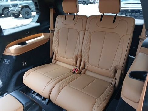 Used 2023 Jeep Grand Cherokee L Summit w/ Luxury Tech Group V AWD/4WD image 16