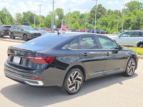 Used 2024 Volkswagen Jetta SEL FWD image 3